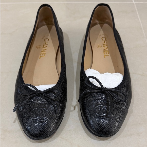 CHANEL Black Flats - Picture 3 of 9